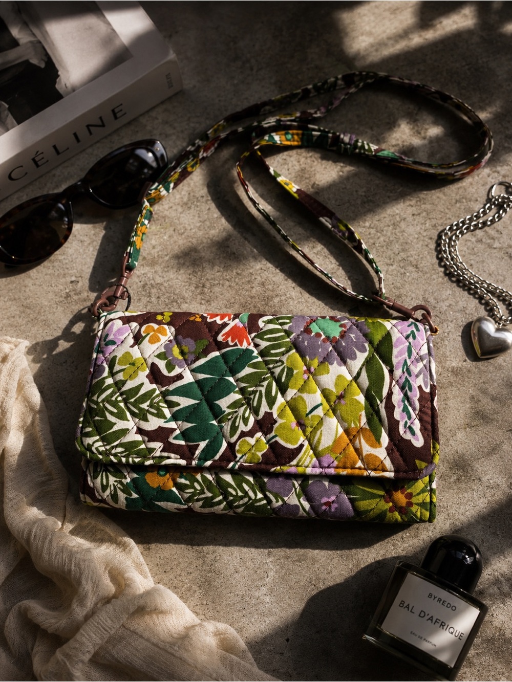 VERA BRADLEY CLUTCH CROSSBODY PURSE!!
Like New!!